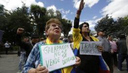 Signs read "The Galápagos islands are not sold, they are defended" "Lenín traitor" at the demonstration in front of the Carondelet Palace in Quito, Ecuador, on June 17. (Photo: Pulso SLP)