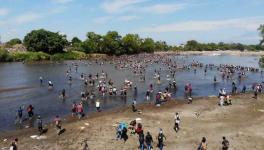 Migrants crossing the Suchiante River on the Mexico-Guatemala border (Photo: Ruptly)