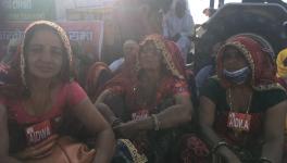 Shubhita Nehra (left) with other women farmers who arrived at Rajasthan-Haryana to protest against the controversial farm laws. Image clicked by Ronak Chhabra