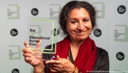 Geetanjali Shree receives the Booker Prize on May 26, 2022