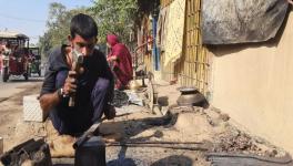 Gadia Lohar moulding a spade by the roadside (Photo - Musheera Ashraf, 101Reporters) (1).jpg