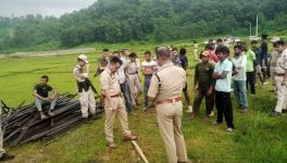 Locals confront the police. Image source: Soneswar Narah, Chief advisor, Jeepal Krishak Shramik Sangha.