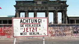 Berlin Wall Brandenburger Tor, 1989. Source: Wikimedia Commons