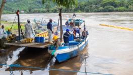 A team of workers on the oil-contaminated water in Esmeraldas. Photo: Petroecuador/X