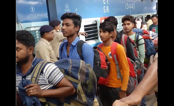 Migrant workers from West Bengal reached Kolkata Station after being evacuated from Kashmir