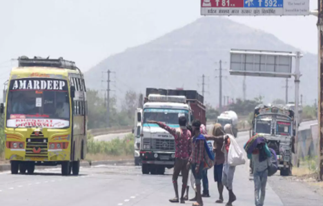 COVID-19: Migrant Workers Returning to UP Made to Wait at MP Border, Resort to Stone-pelting