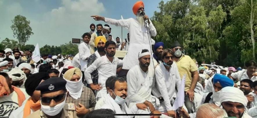 Bharatiya Kisan Union Haryana leader Gurnam Singh Churani addressing the farmers' rally at Pipli in Kurukshetra. Image Courtesy - Twitter