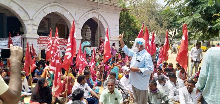 Andhra: Thousands of Textile Workers in Texport Industries in Hindupur on Strike Demanding Minimum Wages