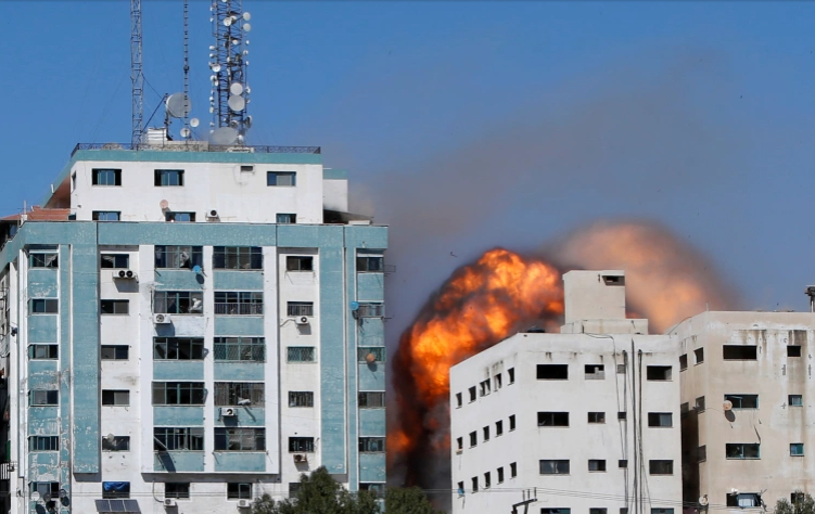 Israel Air Strike in Gaza Flattens Building with AP, Al Jazeera, Other Media