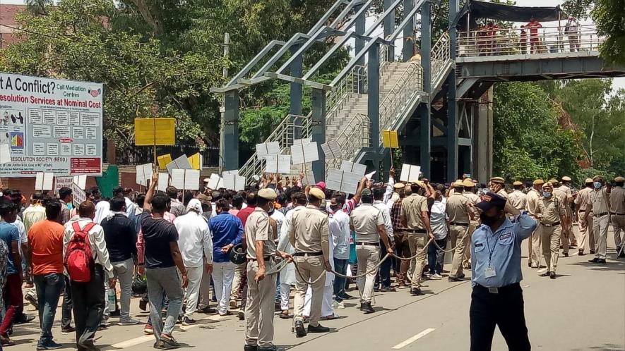  Street vendors in thousands marched on Saturday in Delhi. Courtesy - Special Arrangement