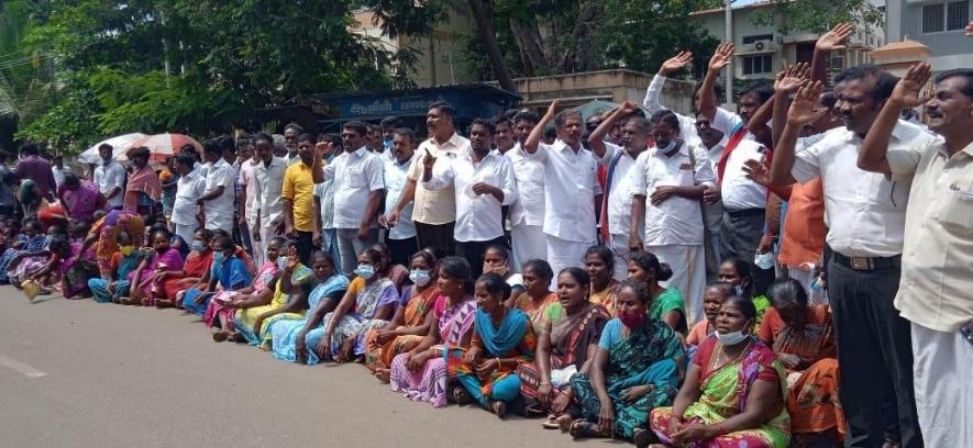 Kin of the deceased demanding DMK leader’s arrest. Image courtesy: Samuel Raaj