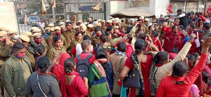 Police outside Haryana Health Minister Anil Vij's Ambala residence. Image Courtesy - Special Arrangement