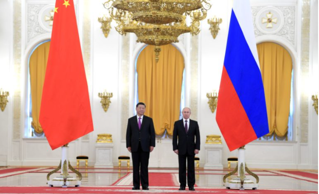 President Vladimir Putin (R) hosts Chinese President Xi Jinpi