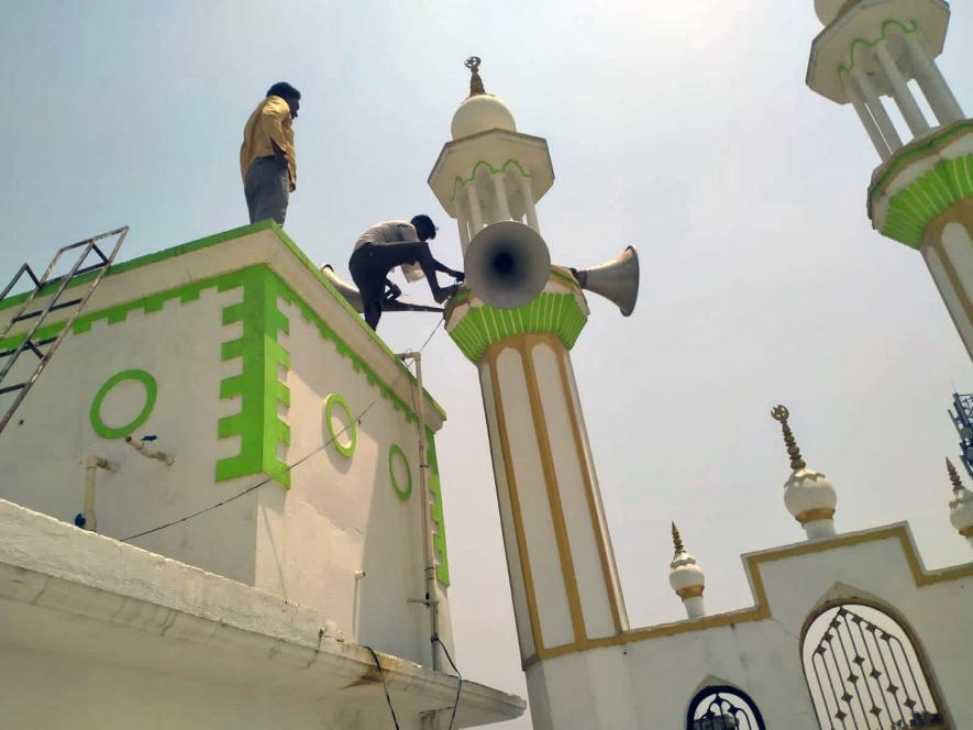 Gorakhpur, Apr 27 (ANI): Loudspeakers are being taken down from religious places, in Gorakhpur on Wednesday. 