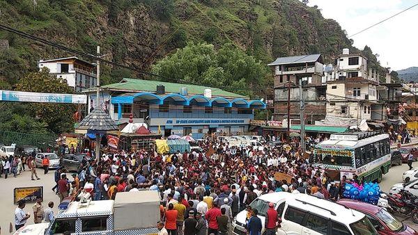 Himachal: Sky Rocketing Production Costs Push Apple Growers to Protest Against Govt