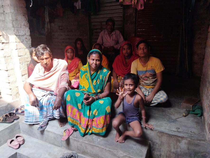 Sirajul sheikh(30)along with her married but separated sister Sumina khatun.. Who are moving to chennai as hunger boils in their belly.