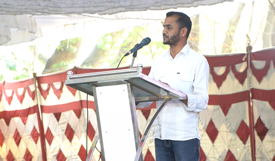 Chand Pasha recites his poem at the Jana Sahitya Sammelana