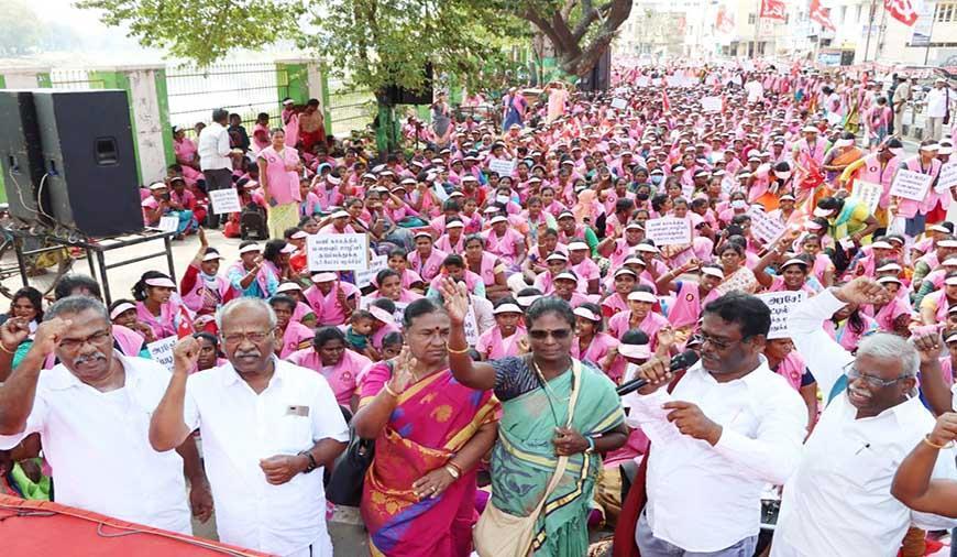 Protestors raised slogans against the meagre pay. Image courtesy: Theekkathir