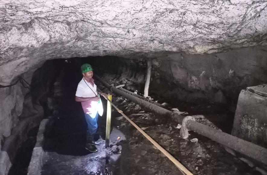 Kalidaspur Coal workers are coming down       the incline mine for extraction coal.