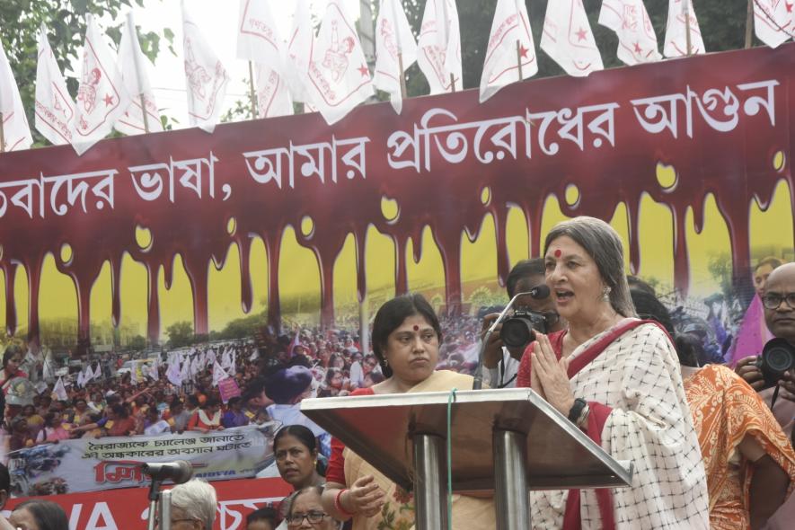 Brinda karat speaking at Aidwa resistance rally photo by rabin goldar 