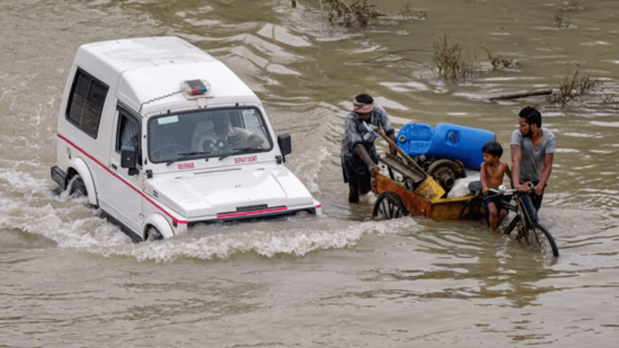 People from low-lying areas relocate to a safer place with their belongings after the Yamuna river inundated the nearby areas during monsoon season at Mayur Vihar in New Delhi on Monday.(PTI)