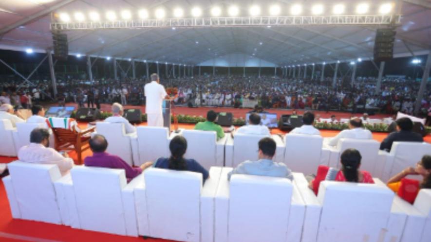 Kerala CM Pinarayi Vijayan addresses the outreach program in the presence of cabinet ministers (Courtesy: CMO Kerala).