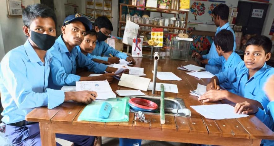 Students doing experiments in the science lab (Photo - Rachna Priyadarshini, 101Reporters).