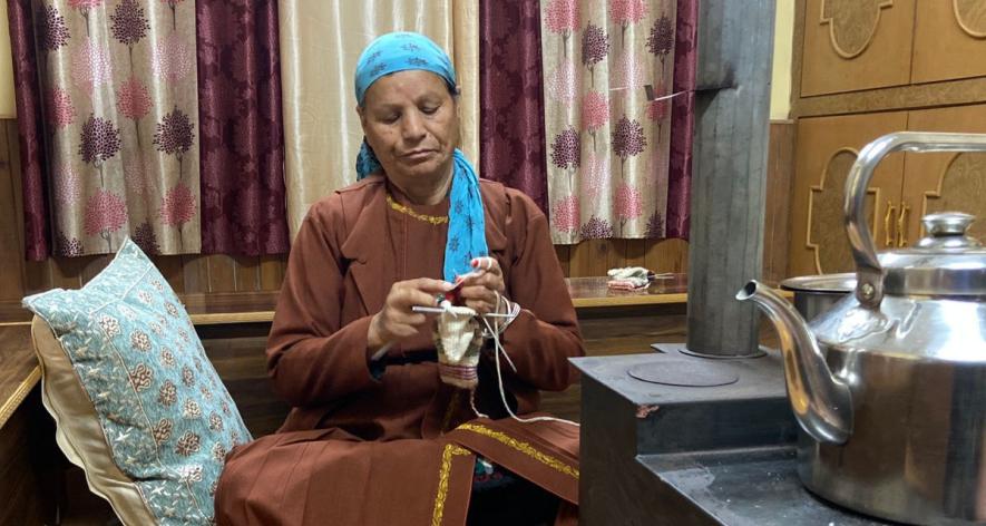 Shanti devi knitting socks (Photo - Rohit Prashar, 101Reporters).