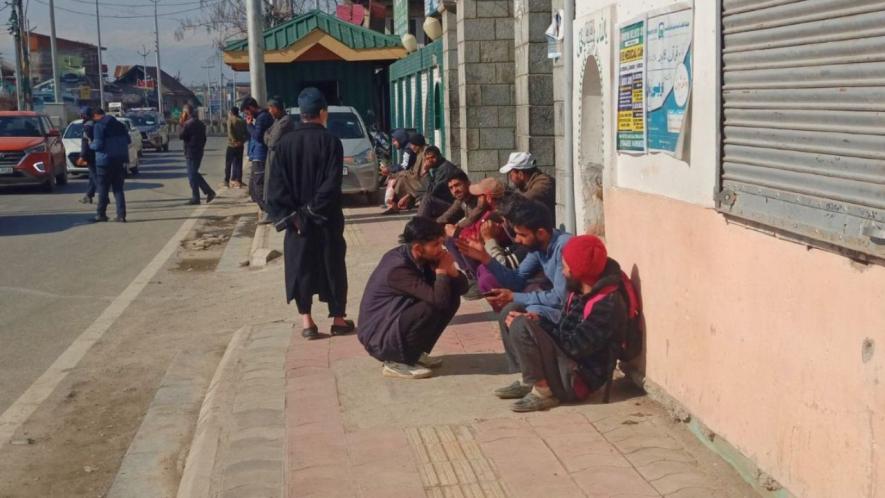 Labourers going to Srinagar in the bus (Photo - Mukhtar Dar, 101Reporters)