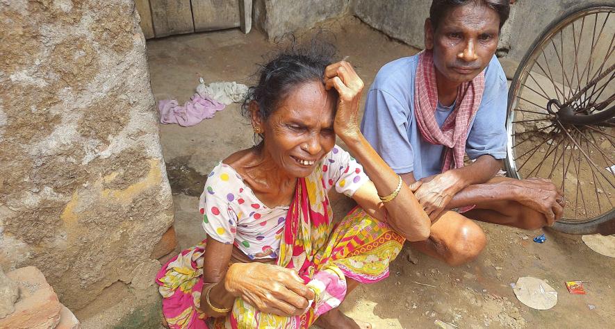 Deceased migrant labourer of Khatra, Bankura Gosto Saini’s mother Sumitra and uncle Aloke Saini