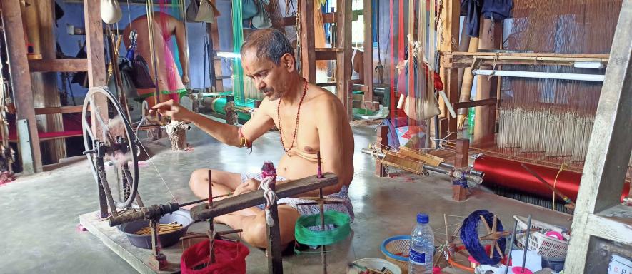 Artisan Mihir Das making Baluchari yarn, locally called lolipakano. He earns only Rs 150/day.