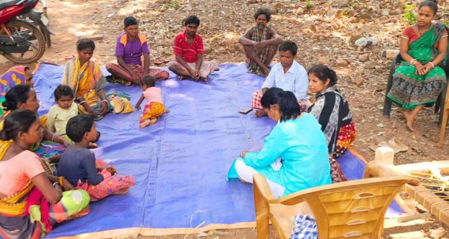 The writer while interacting with the Mankirdia villagers (Photo - Rakhi Ghosh, 101Reporters)