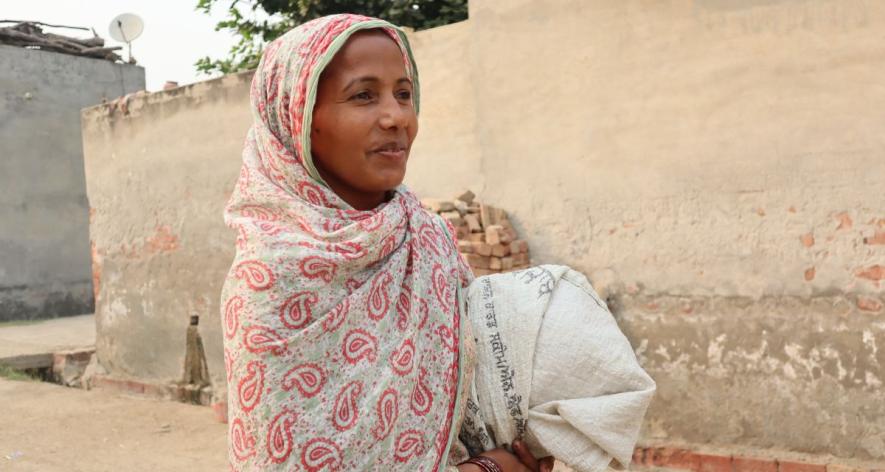 Harbans Kaur on her way to work in the fields (Photo - Sanskriti Talwar, 101Reporters)