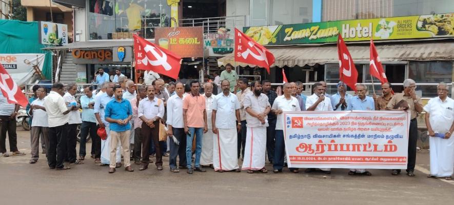 Sami Natarajan, general secretary of Tamil Nadu Vivasayigal Sangam, addressing a protest in Kanniyakumari district.