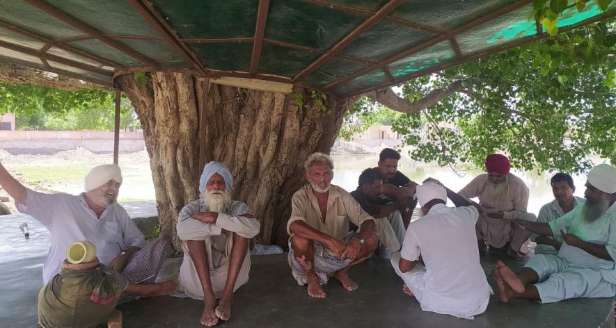 Villagers telling about the condition of cleanliness in Dabli Rathan (Photo - Amarpal Singh Verma, 101Reporters).