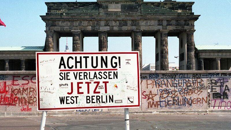 Berlin Wall Brandenburger Tor, 1989. Source: Wikimedia Commons