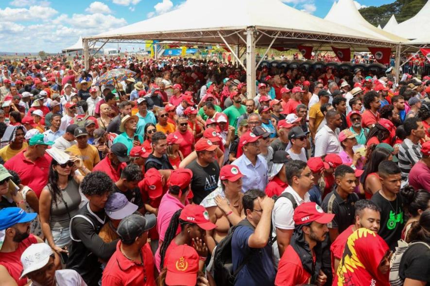 Protest for agrarian reform drew a crowd with Lula present. Photo: Sara Gehren/MST