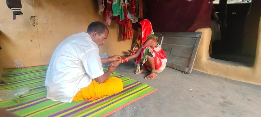 Tribal healer Hima treating the patient. Image credit: Shubham Kumar