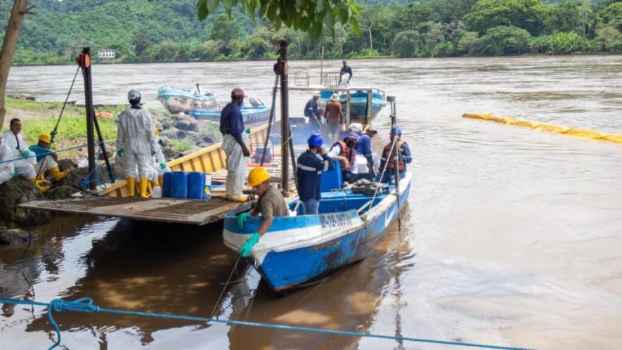 A team of workers on the oil-contaminated water in Esmeraldas. Photo: Petroecuador/X