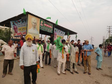 Workers%20at%20a%20Labour%20Chowk%20made%20from%20MPLAD%20money%20waiting%20for%20an%20election%20rally.jpg